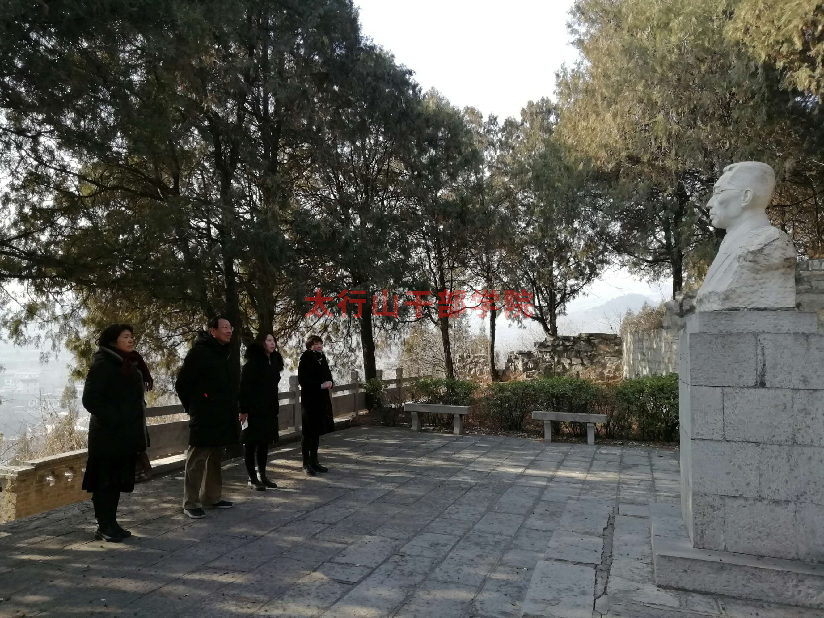 八路軍研究會副秘書長韓京京一行到我院蒞臨指導工作