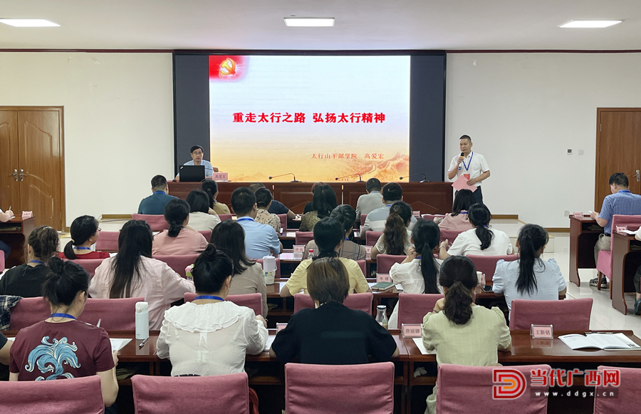 認(rèn)真聽課。記者張友豪攝_副本