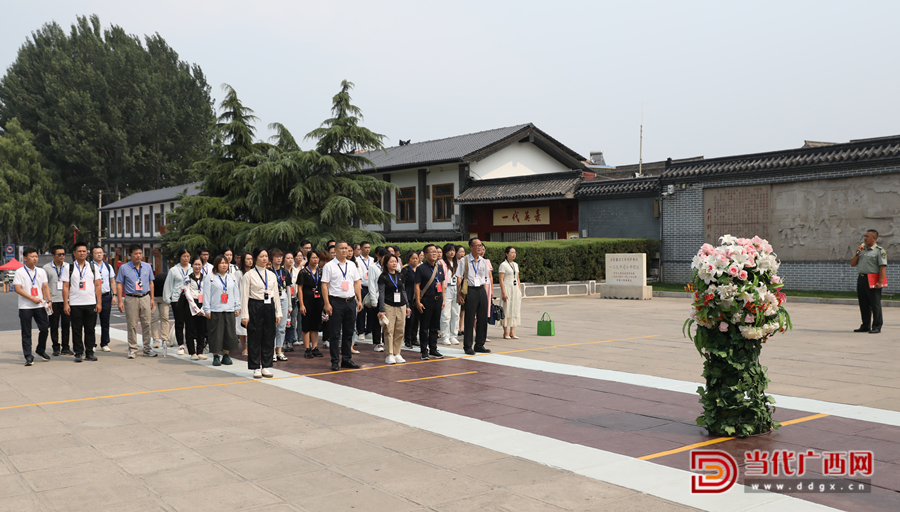 學(xué)員向八路軍一二九師前輩們敬獻(xiàn)花籃，向革命先輩們致敬。記者張友豪攝_副本