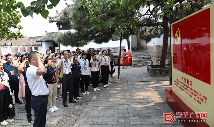 學(xué)員重溫入黨誓詞。記者張友豪攝_副本