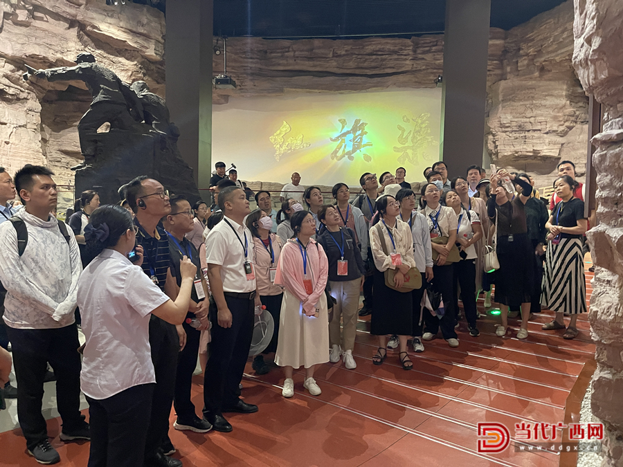 學(xué)員走進(jìn)紅旗渠紀(jì)念館，了解紅旗渠的修建歷程，學(xué)習(xí)感悟紅旗渠精神。記者張友豪攝_副本